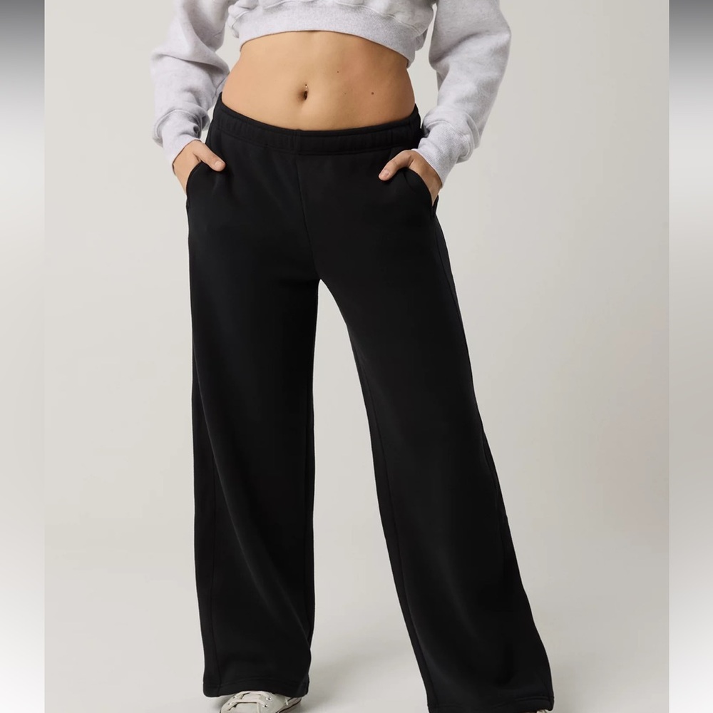 AERIE WARM COZY SWEATPANTS IN A SIZE XS AND THEY DO FLAIR AT THE BOTTOM.😍